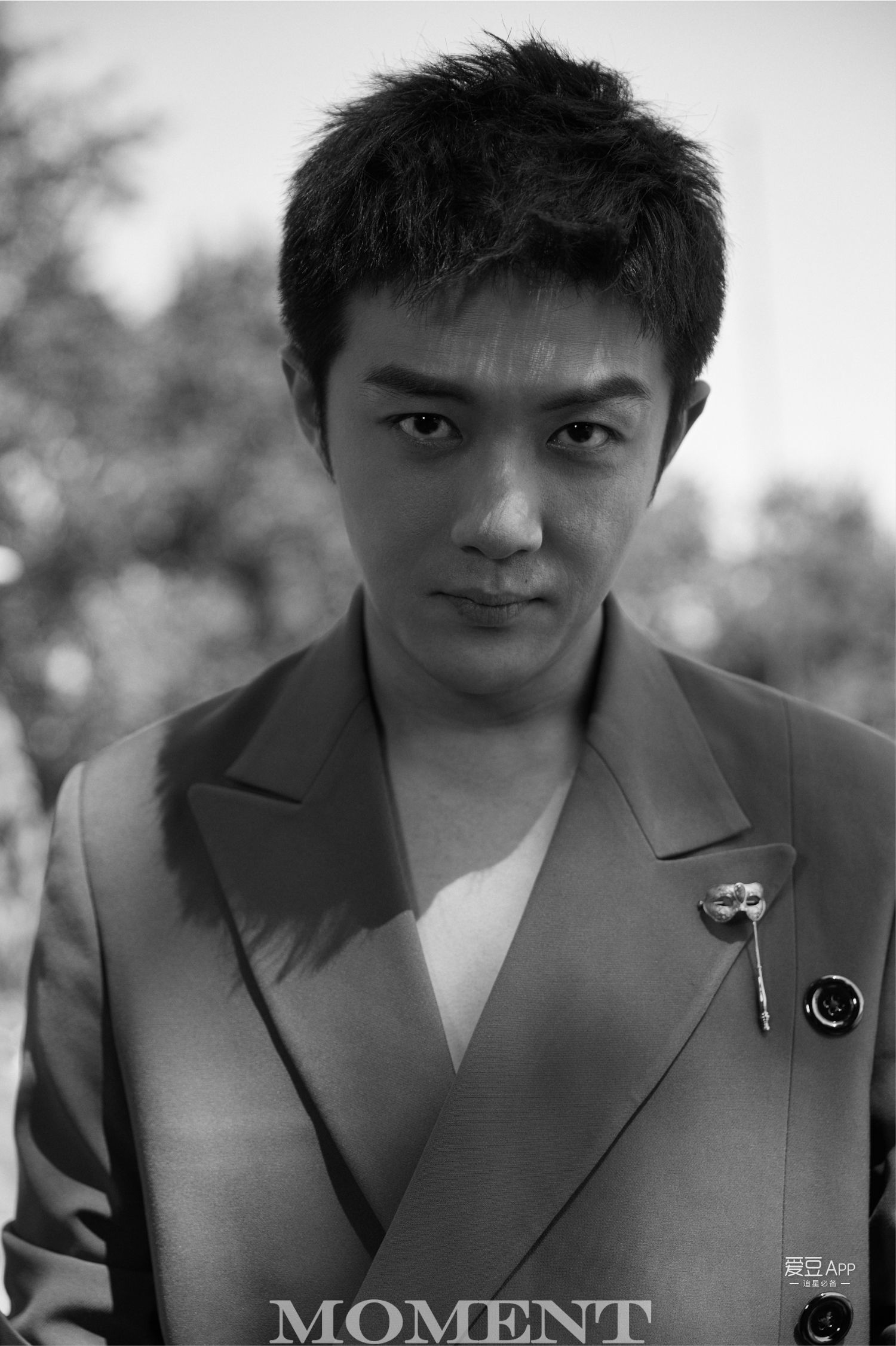 [消息]李泽锋面具胸针点缀墨绿色西装 休闲与绅士的碰撞