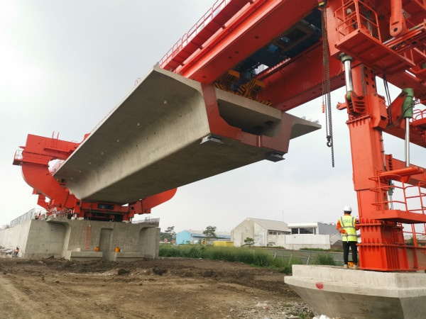 雅万高铁取得新突破:首个智慧梁场首榀箱梁成功架设