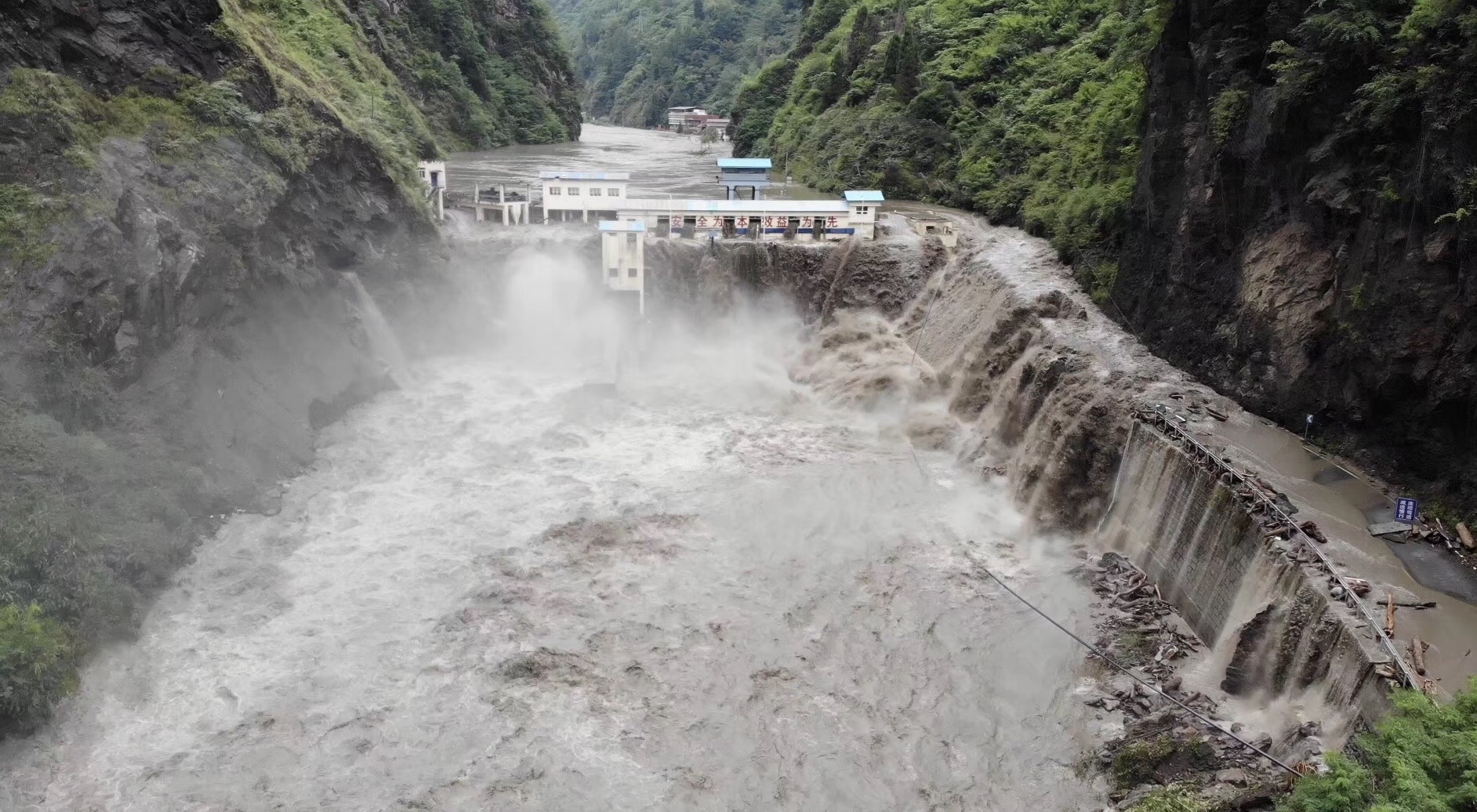 小浪底水电站事故图片