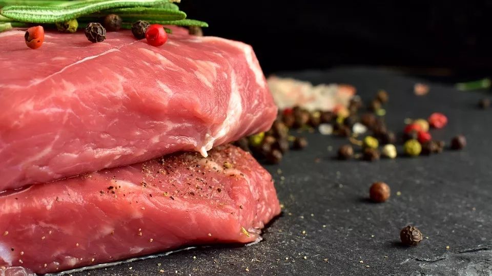 法国慈善界丑闻不断!奸商竟拿欧盟援助金买注水鸡肉,劣质牛肉给穷人吃