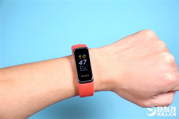 usb充电堪称灵魂设计华为手环4开箱图赏