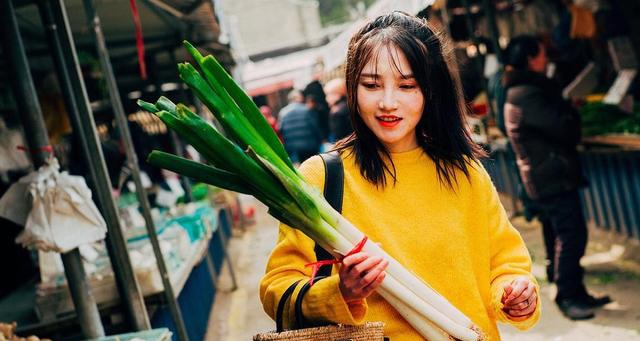 阿花似乎已经习惯了省吃俭用的日子,只要有钱,就会马上存起来,从来不