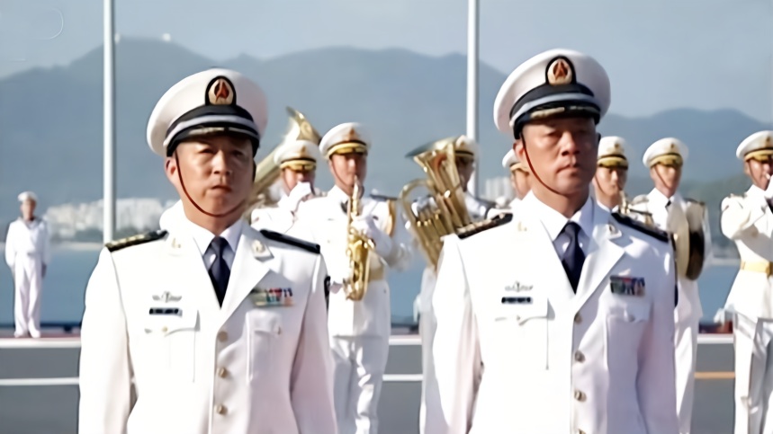 解放军第一艘国产航母山东舰入列,首任舰长和政委成焦点人物