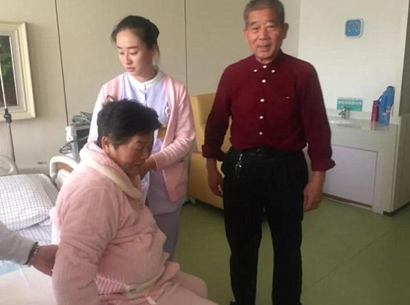 田玲生产期间,小到一蔬一饭,大到妻子的产后护理,都是丈夫黄伟一手