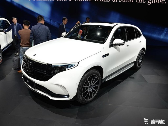 奔驰eqc的组装方式与燃油车类似,它先将电动机电池组和底盘连接好