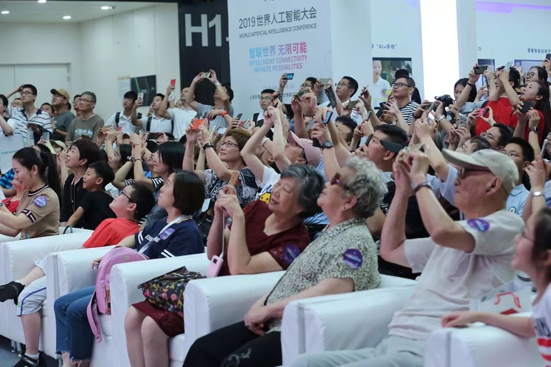 AI科技嘉年华登陆2019世界人工智能大会,这些表演让观众来不及鼓掌__凤凰网