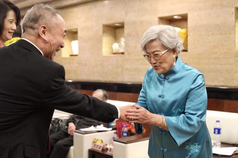 今晚,第七届上海文学艺术奖用一场简洁隆重的颁奖典礼见证