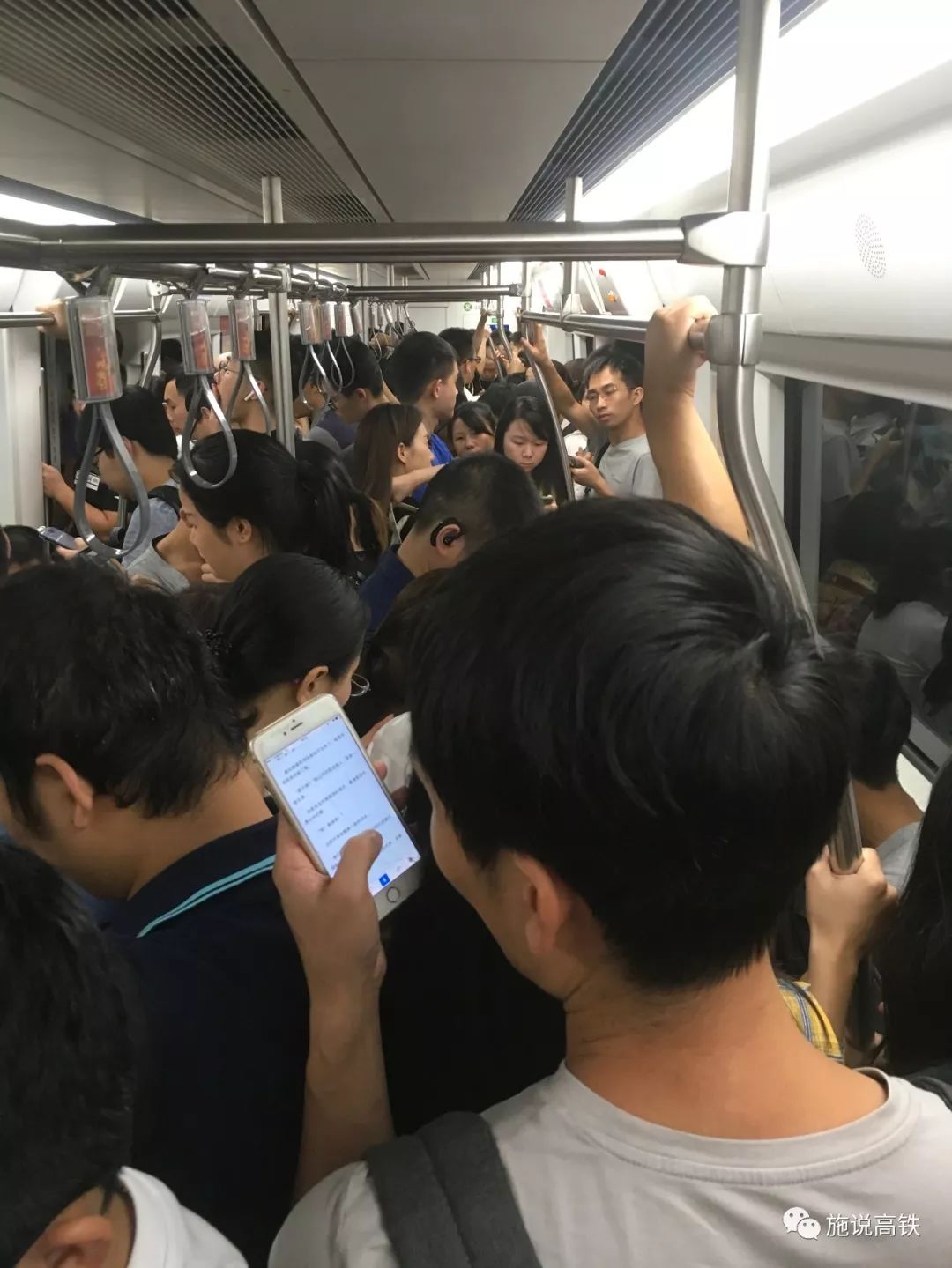 乘坐深圳地铁3号线,需修炼缩骨功