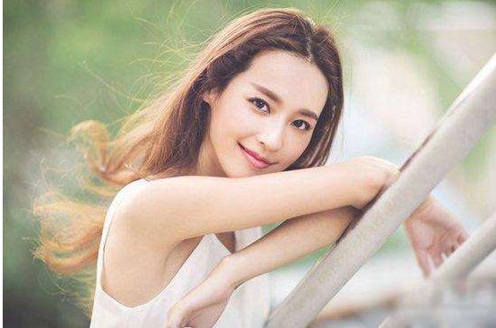 不过那个时候的他们才刚刚认识两个月,是因为吴佳尼怀孕,所以他们才