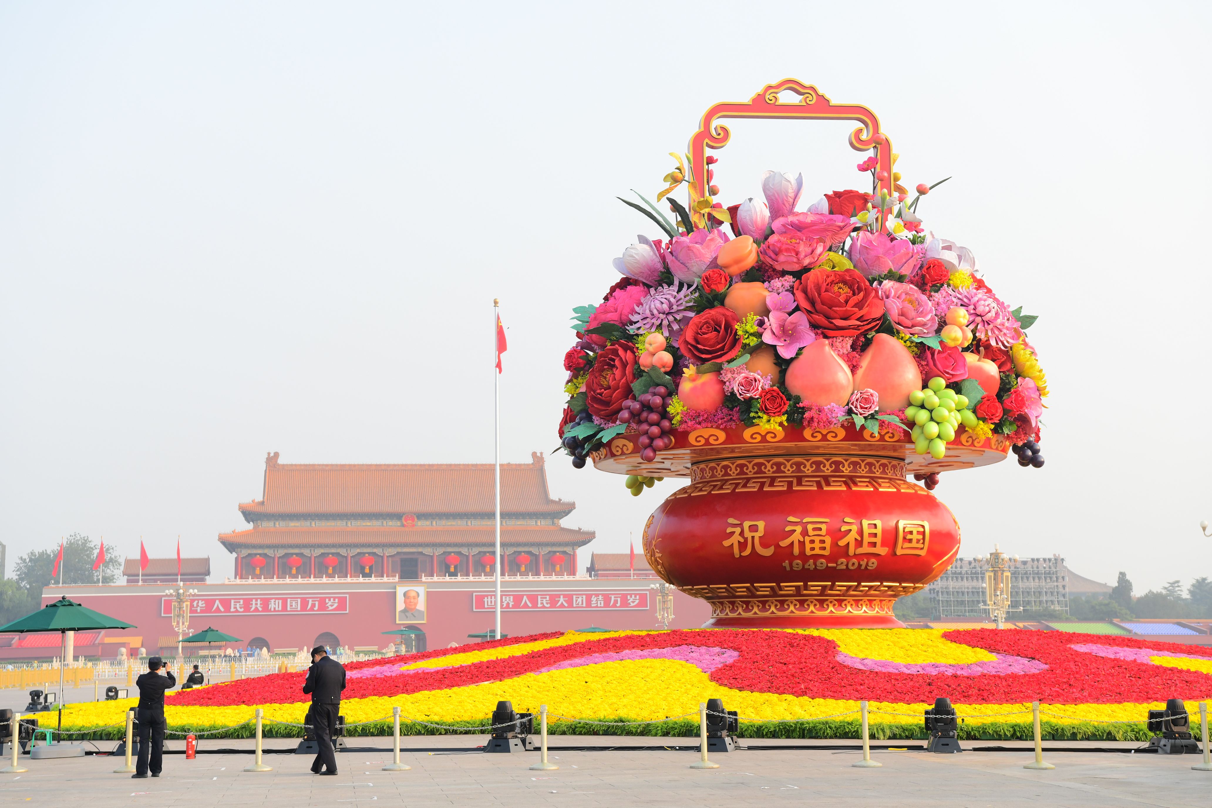 普天同庆中心花坛亮相天安门广场仅用7小时组装