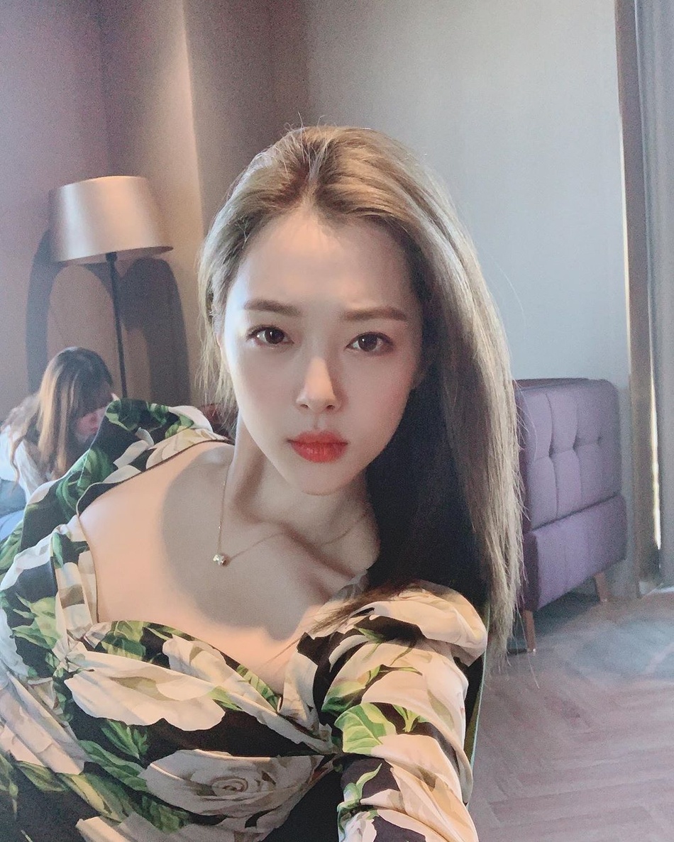 雪莉穿低胸裙自拍晒不停 大眼发亮皮肤白皙秀锁骨