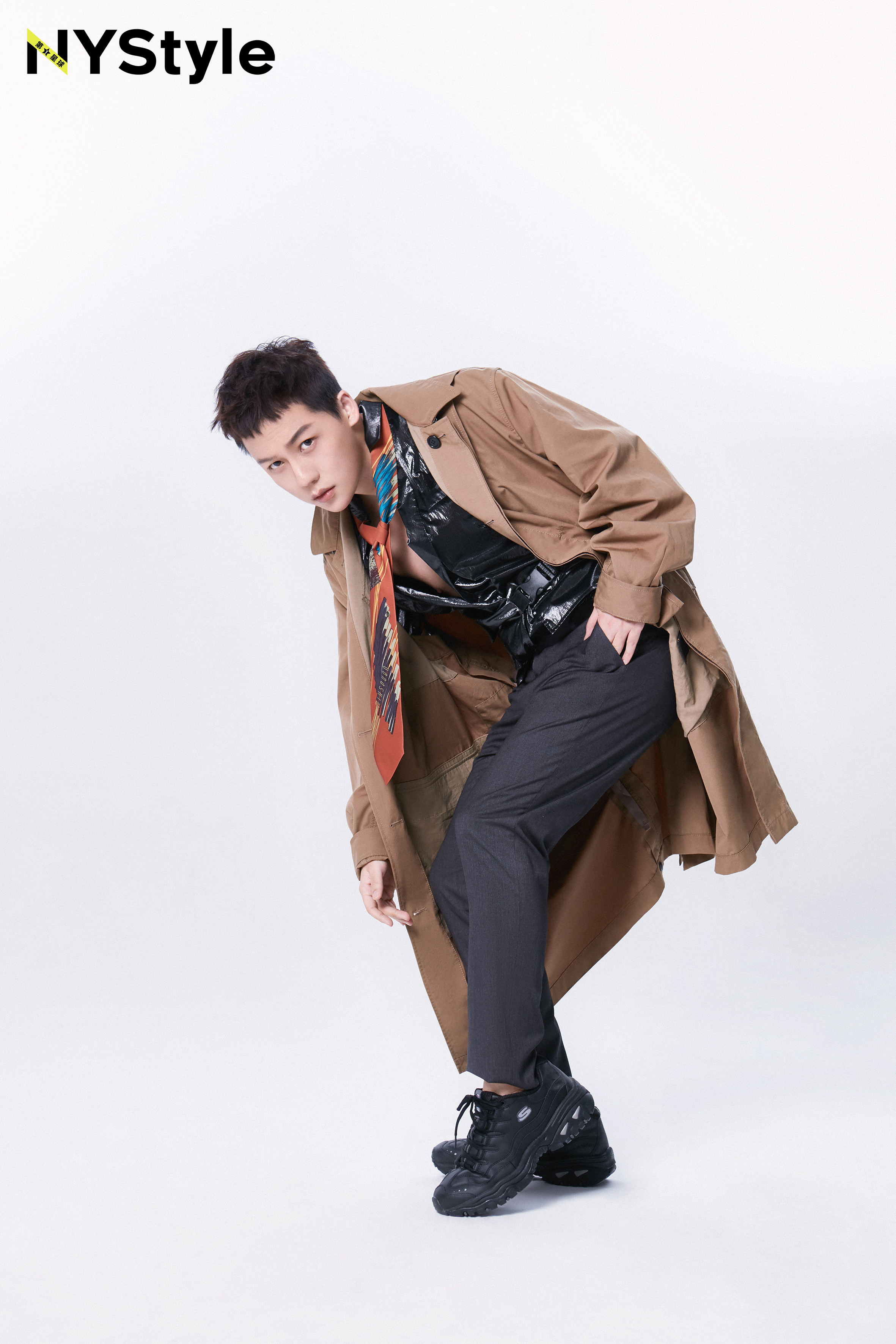 刘维再曝写真大片 落叶色领带引领深秋时尚