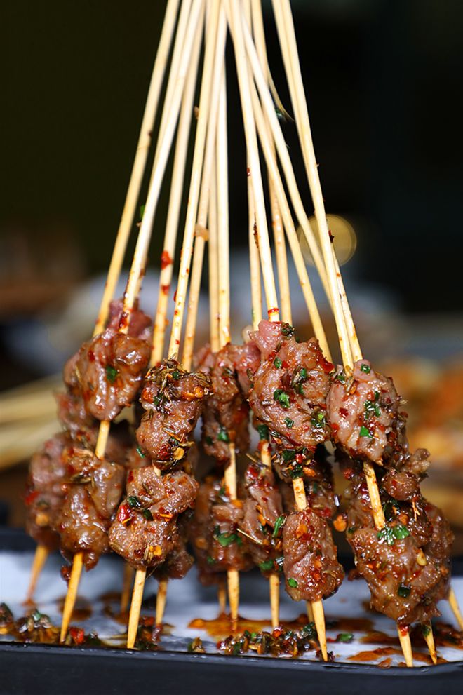 刷爆抖音的铁板擂串做法,肉串会更加鲜嫩可口,擂烤后的吊龙汁水被牢牢