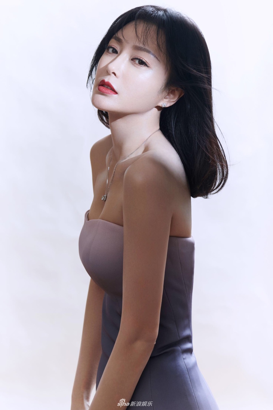 秦岚穿渐变色礼服身段婀娜珠光宝气衬雪肤贵气迷人