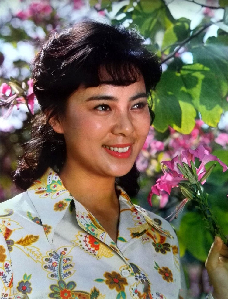 纯真年代的美好记忆,1982年的老挂历,12位女明星魅力历久弥新__凤凰网