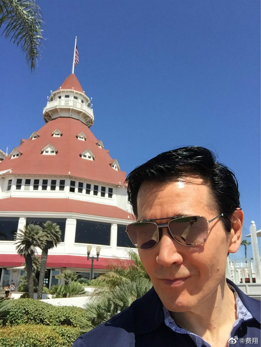 59岁费翔度假晒照颜值回春,网友:俊朗少年又回来了