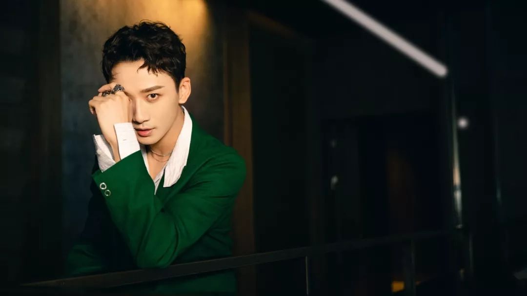 李泊文陈情令见面会人气高墨绿色西装a爆全场