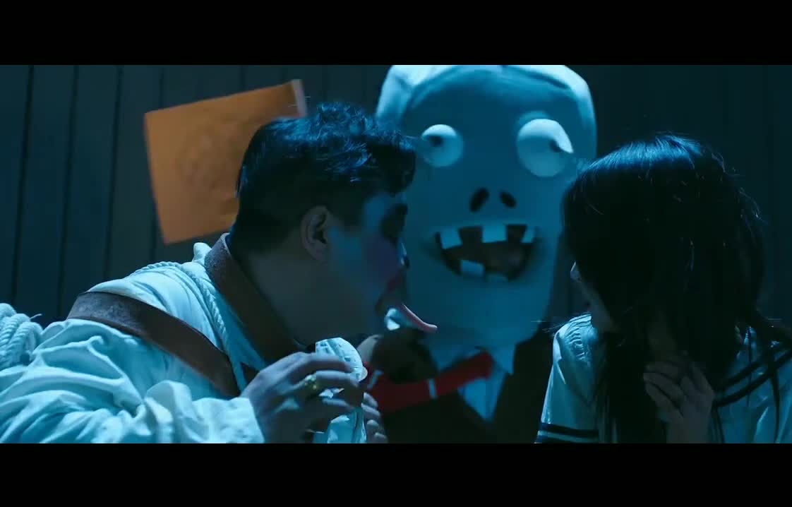 四人扮鬼吓人,人没吓成,自己却被整的半死