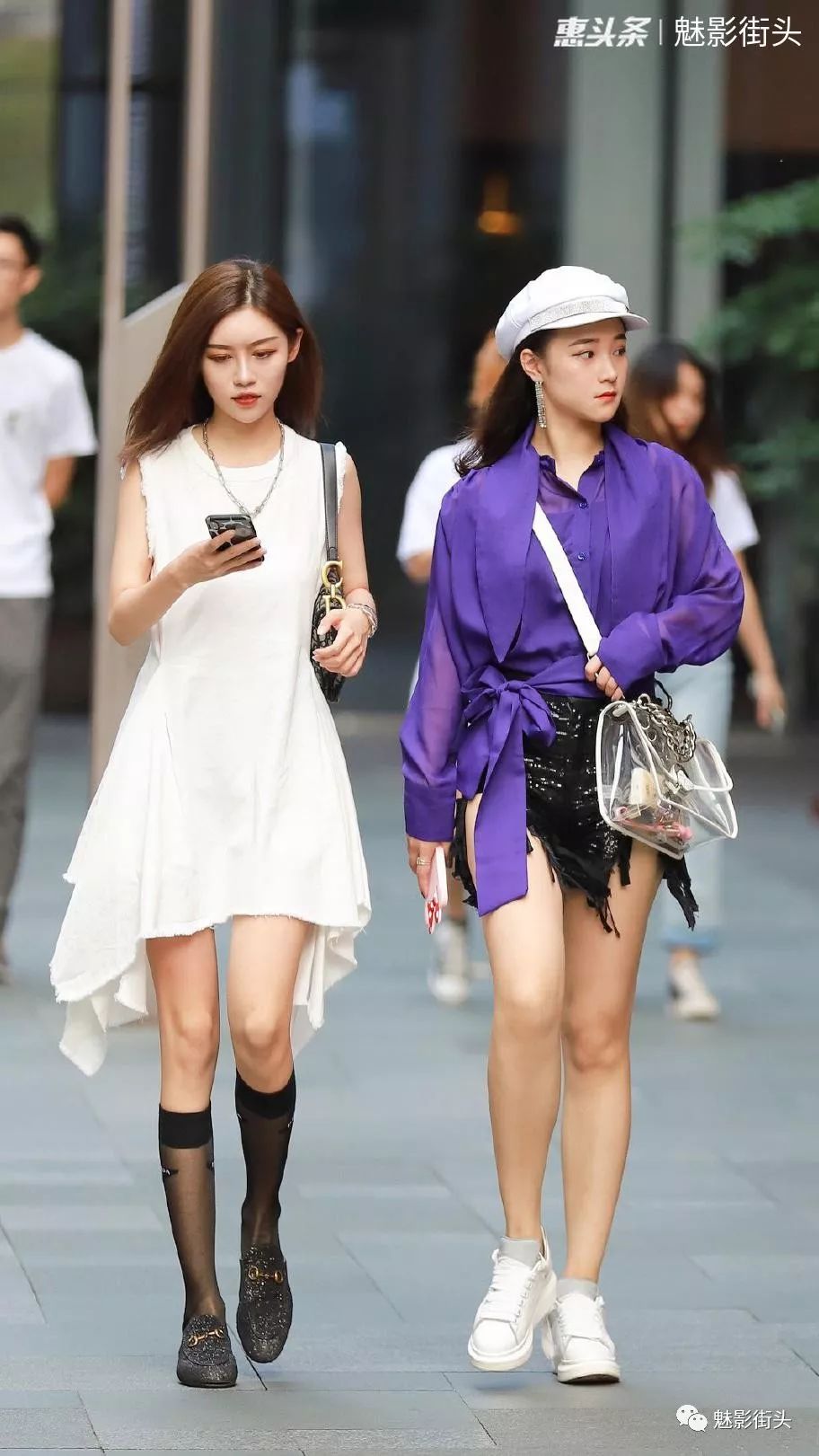 时尚的姑娘穿短裤搭配小白鞋展现活泼可爱的小女人姿态