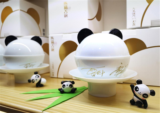 成都熊猫超级ip文创设计揭秘——捧在手心里的金熊猫里程杯