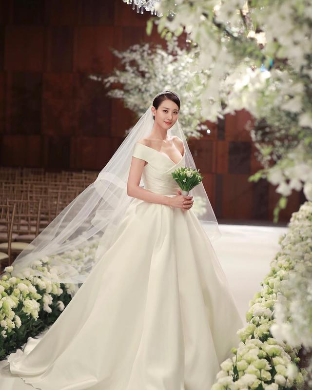 韩国明星金秀贤在线官宣结婚了,超美婚纱照甜蜜公开,网友直呼:太美了!