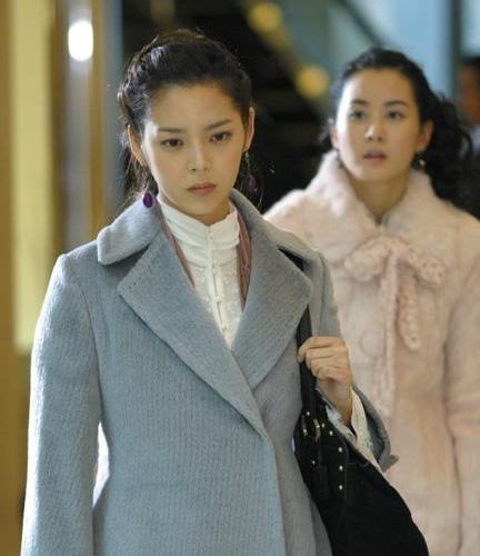 中女二号并不算恶毒,甚至和女主还是好朋友,只是剧中因为家庭关系对