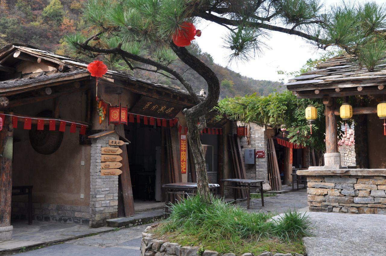 终南山寨位于柞水县营盘镇朱家湾村西沟峡,据柞水县城约18公里,距西安