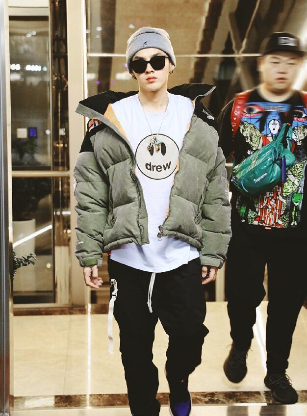 而且吴亦凡从来不喊自己的助理吴林叫表哥,所以粉丝认定这个视频里的