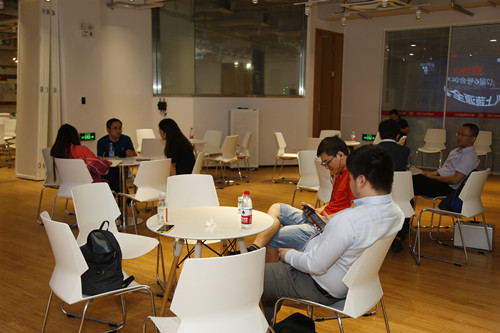 在复赛候场区,参赛选手们自由交                    ,有些参赛选手