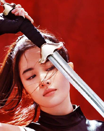 她,一袭红衣,一身戎装,双面木兰,凤凰涅盘,浴火重生,携千军万马踏雪