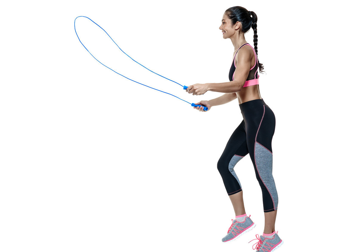 冬季太冷不愿意外出跑步减肥尝试一下跳绳它的燃脂效果更好