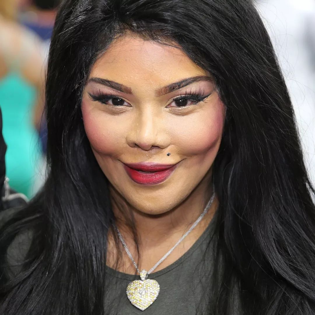 她曾被老佛爷封为嘻哈圈香奈儿高傲一生如今却低下头奉承cardib