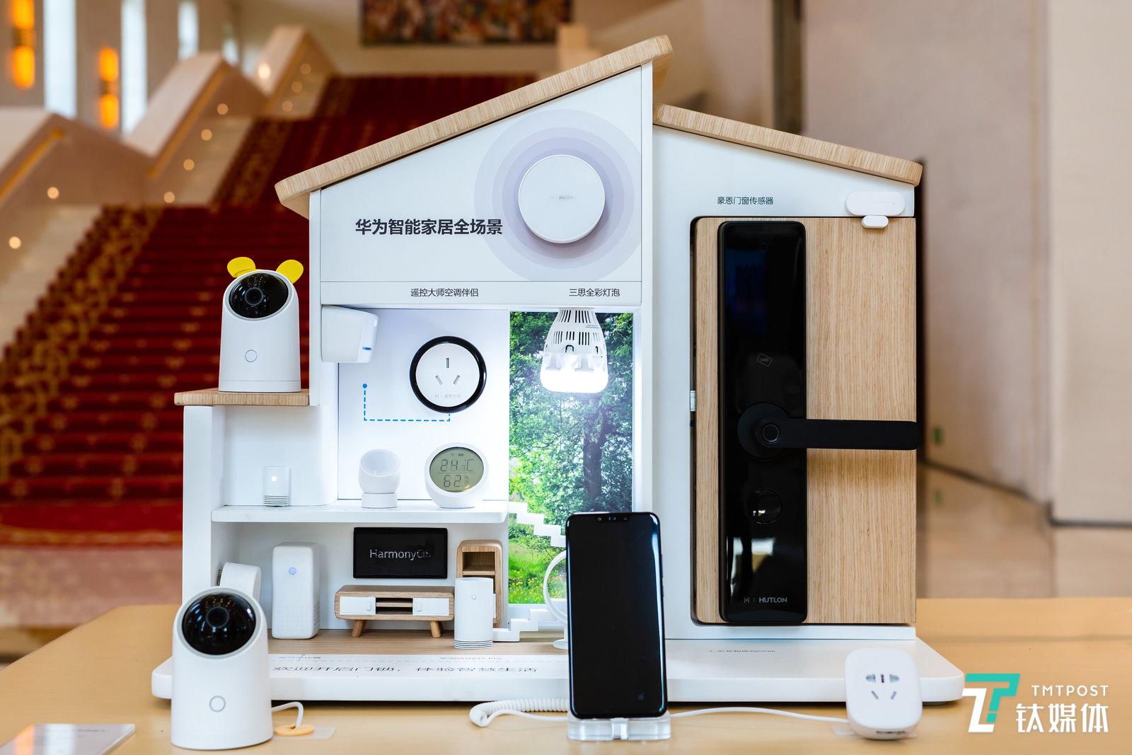 华为发布多款 5g 终端,折叠屏 mate x 售价为 16999 元丨钛快讯