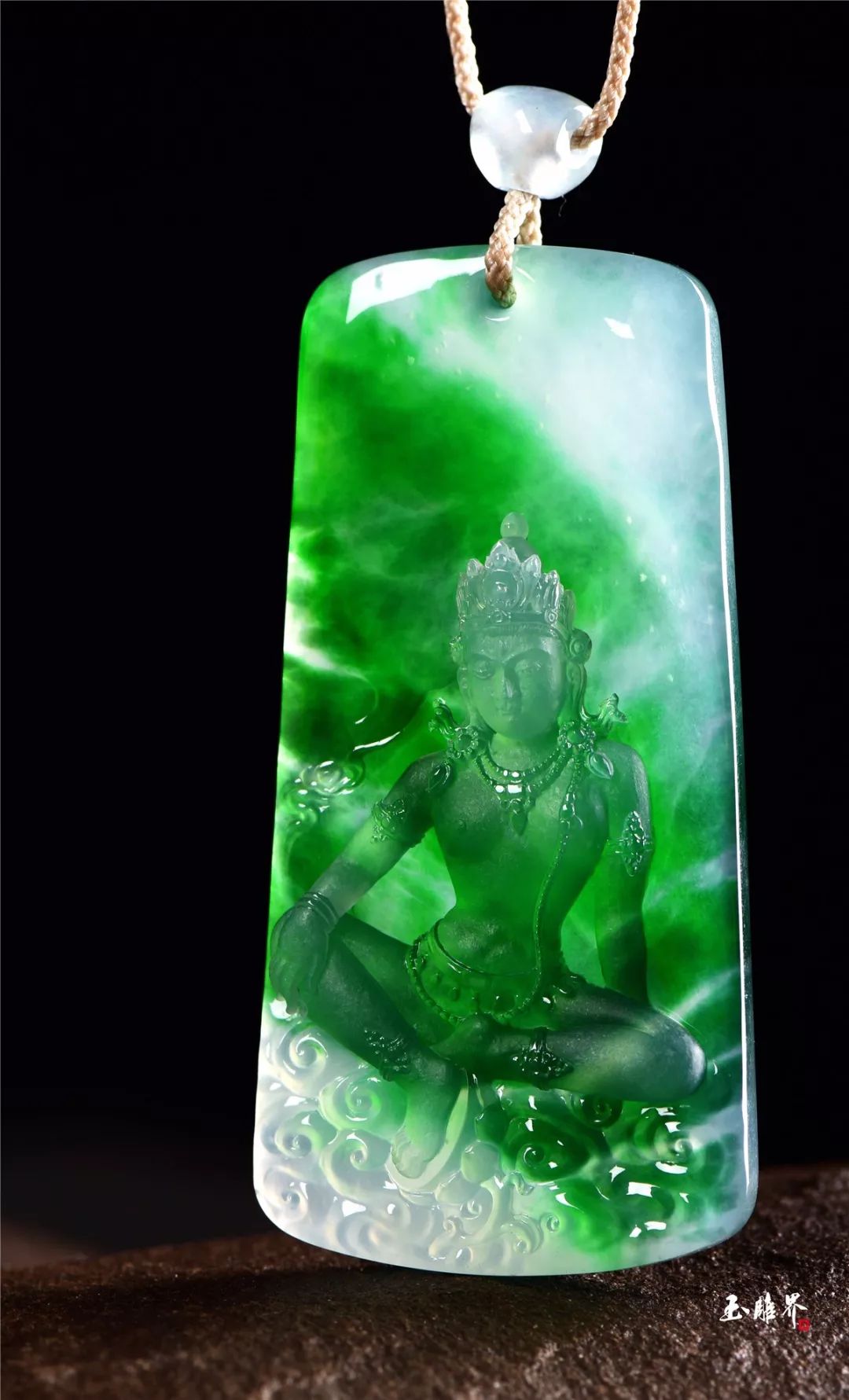 十余位玉雕大师坐阵 为翠友量身打造一场 专属私人品味翡翠珍藏品定制