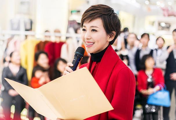 她是演央视十佳美女主持,41岁至今未婚,缘由竟是因为母亲