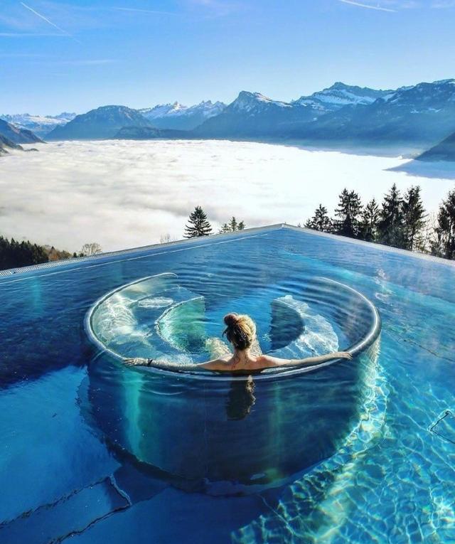 泳池配雪山,红酒配夕阳……瑞士这个露天泳池,美到窒息