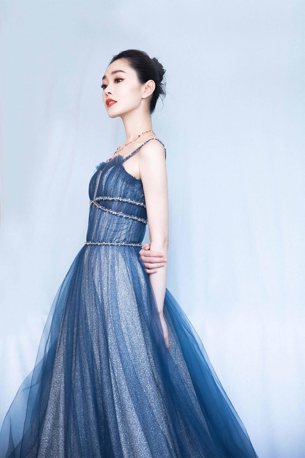 宋轶亮相时尚盛典冰雪薄纱长裙灵气逼人