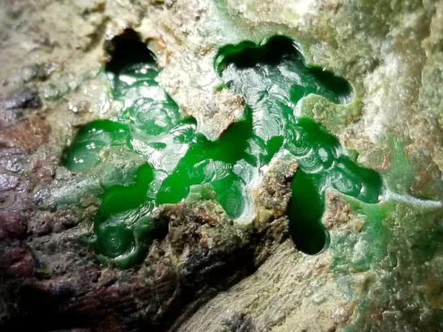 市场淘回来的一块翡翠原石毛料开窗现帝王绿绝世收藏极品