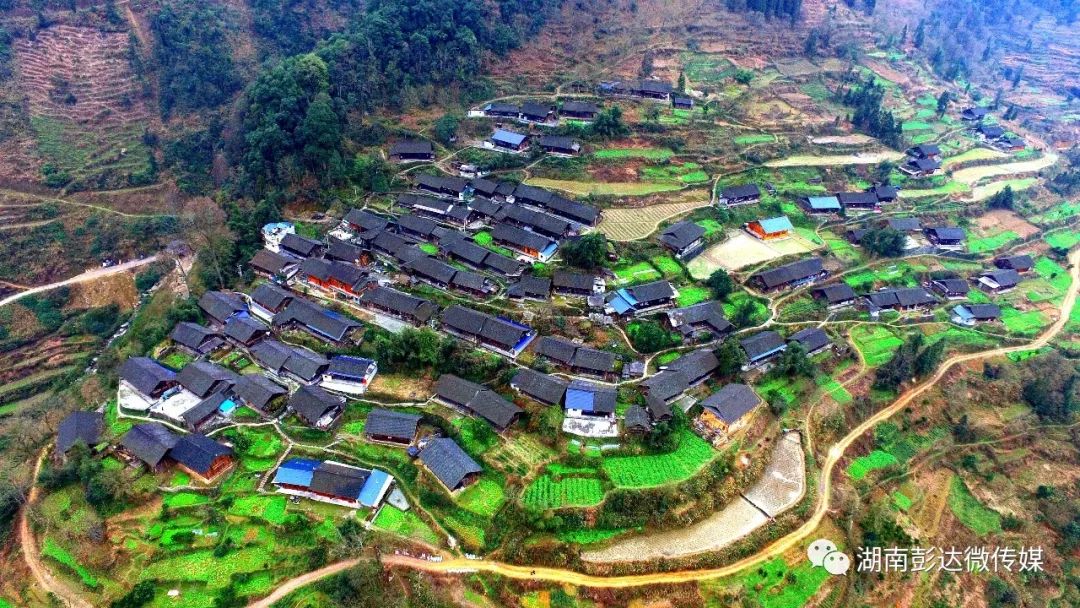 美丽苗乡葫芦镇官庄村(原貌)(湖南彭达航拍)10月7日,湖南省保靖县创业