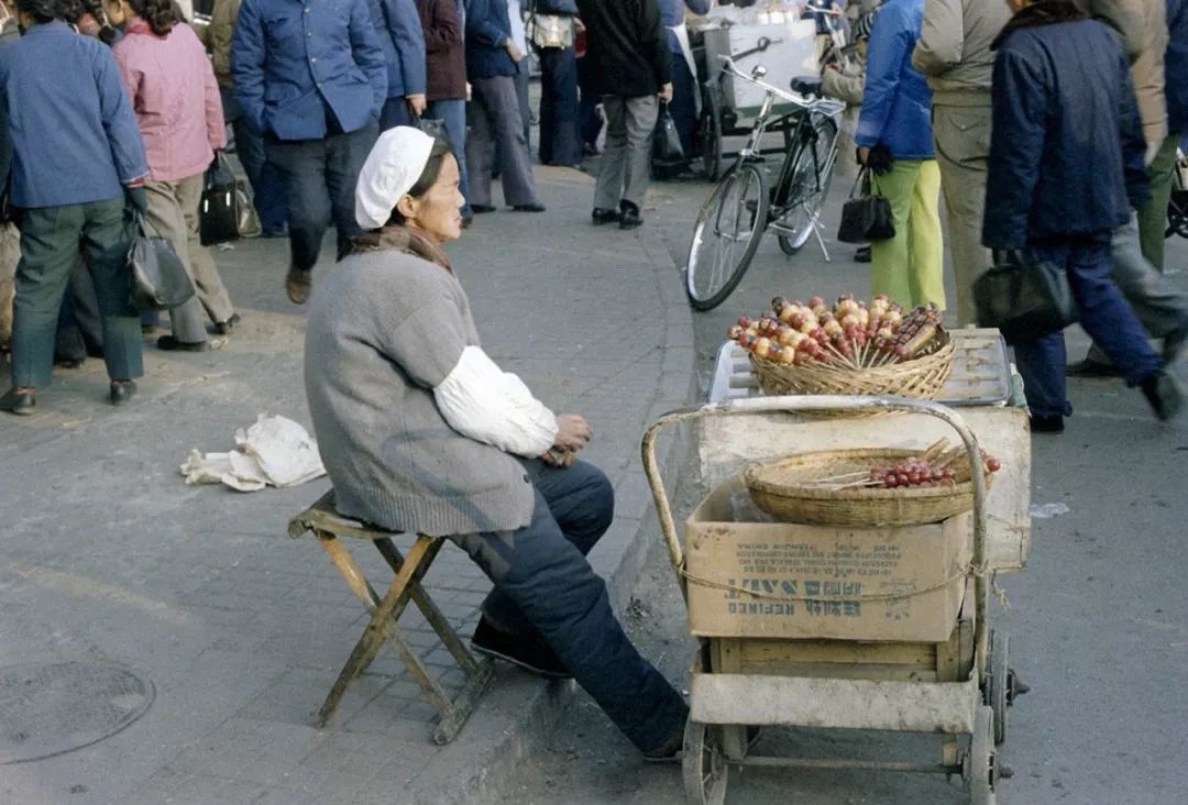 80年代后期老照片路边上的流动摊位都有什么卖