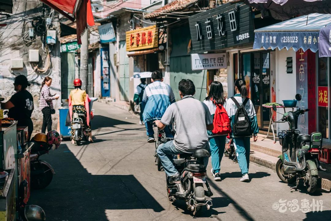 老惠高旁这家 "又旧又小" 的炸串店,老板站着炸了14年了…__凤凰网