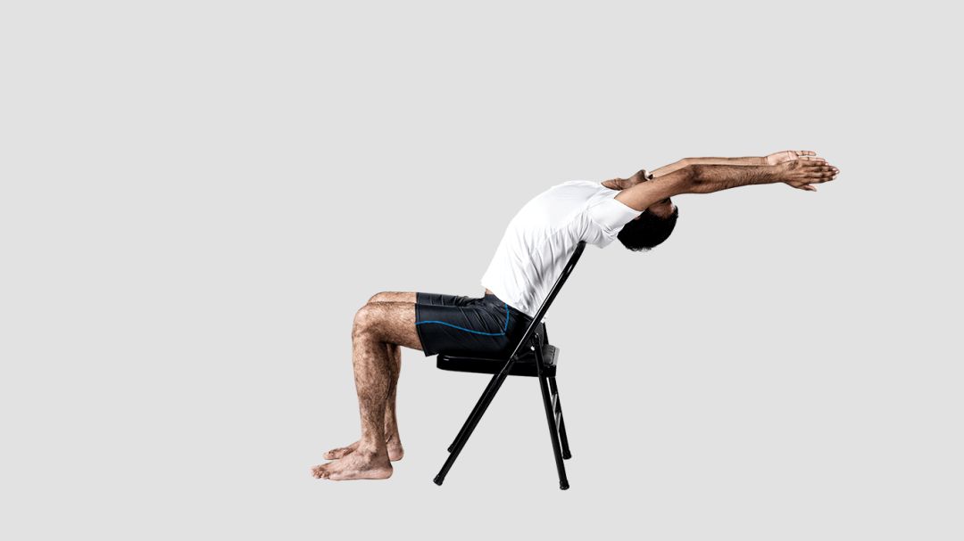 展臂式(椅子版变体):吸气 以椅背为依托,背部,颈部,手臂向后伸展