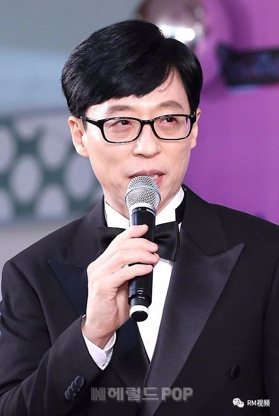 刘在石出席KBS演艺大赏红毯照