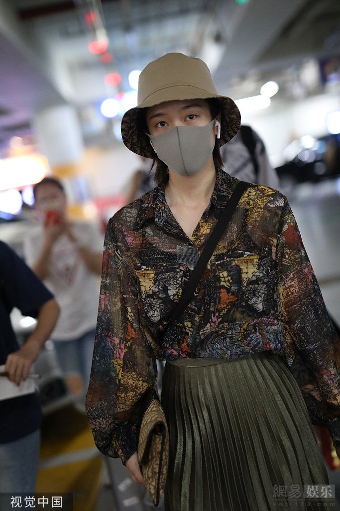 张雪迎穿花衬衫配长裙超抢眼 踩长靴气场足