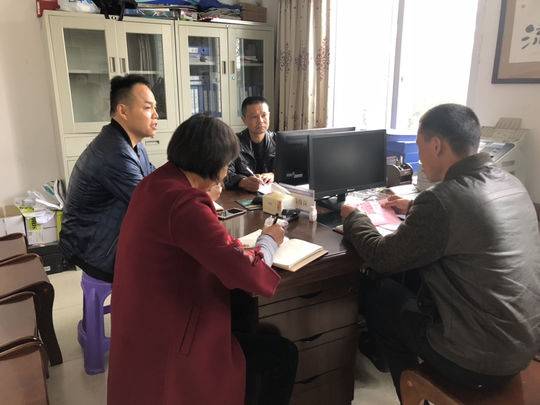 黄晓庆11月6日下午,内江市市中区永安镇瓦堆湾村村委办公室内,村党