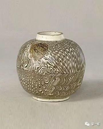 多瓶,缸等物,瓶底足较深而厚.