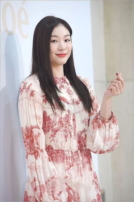 韩国前花滑女王金妍儿露面,纱裙秀腿长靴塞不满,高颜值体坛少见