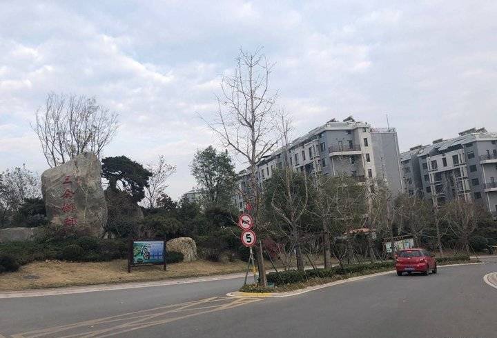 泰安三合御都小区消防通道设置障栏相关部门称并不违规