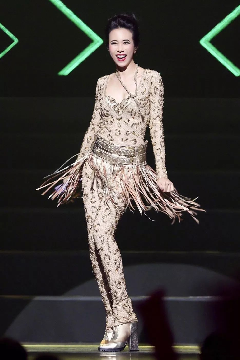 莫文蔚私服穿衣不装嫩一袭牛仔裙显超模身材腰细腿长羡慕不来