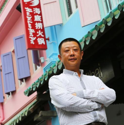 低学历草根,2次创业失败,海底捞老板张勇怎么登上新加坡首富的